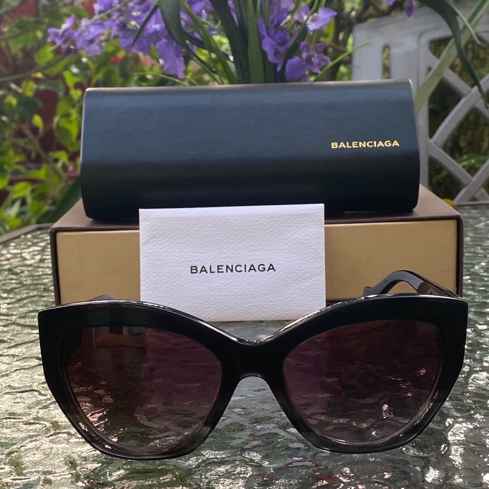 Balenciaga Black Logo Sunglasses - Picture 3 of 16